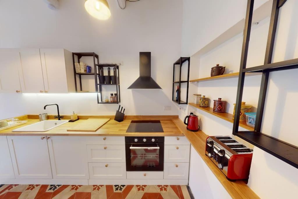 Narrow Street Suite Виктория Экстерьер фото
