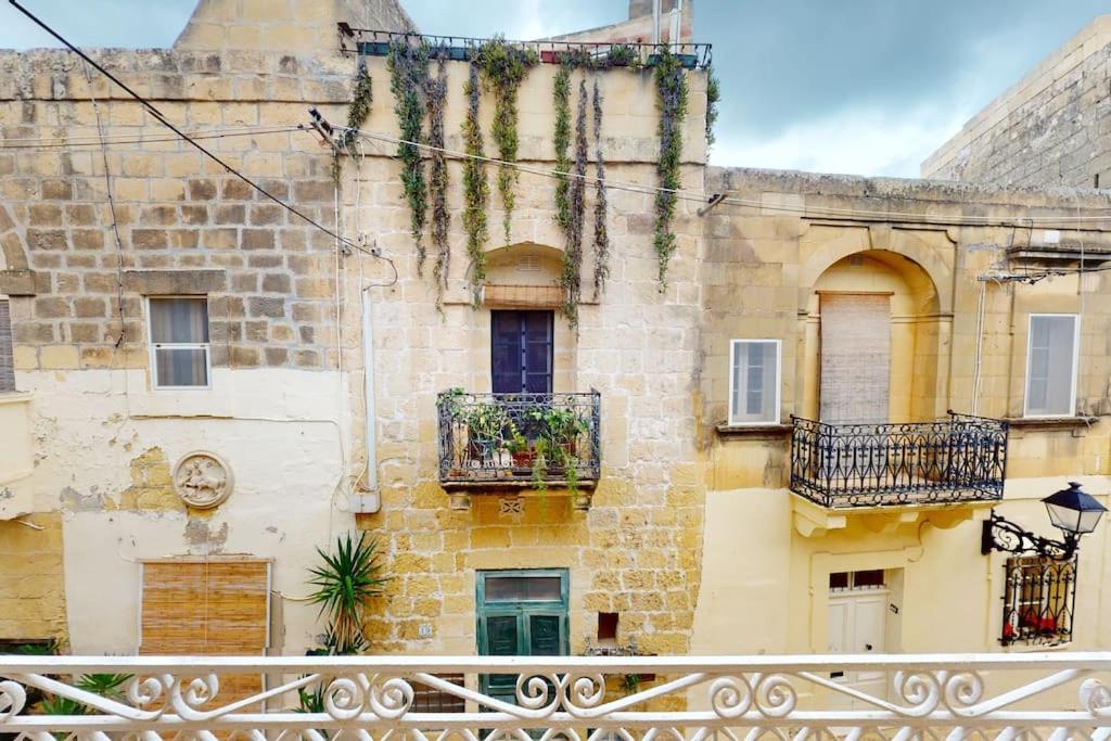 Narrow Street Suite Виктория Экстерьер фото