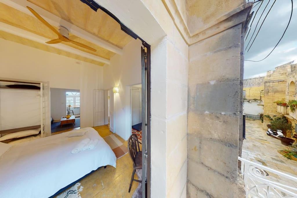 Narrow Street Suite Виктория Экстерьер фото