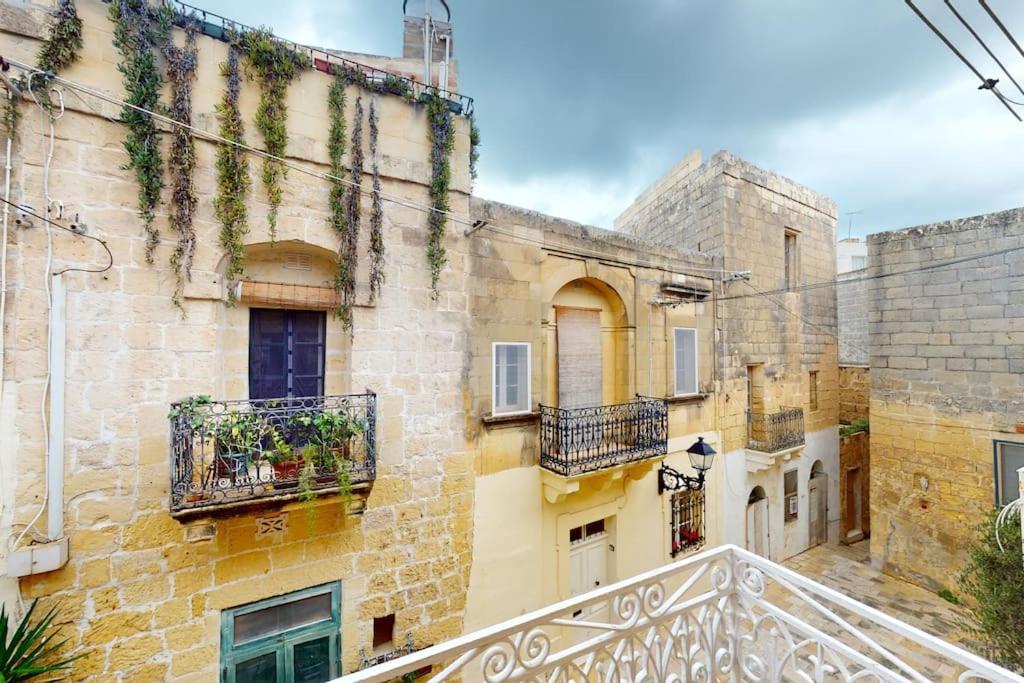 Narrow Street Suite Виктория Экстерьер фото