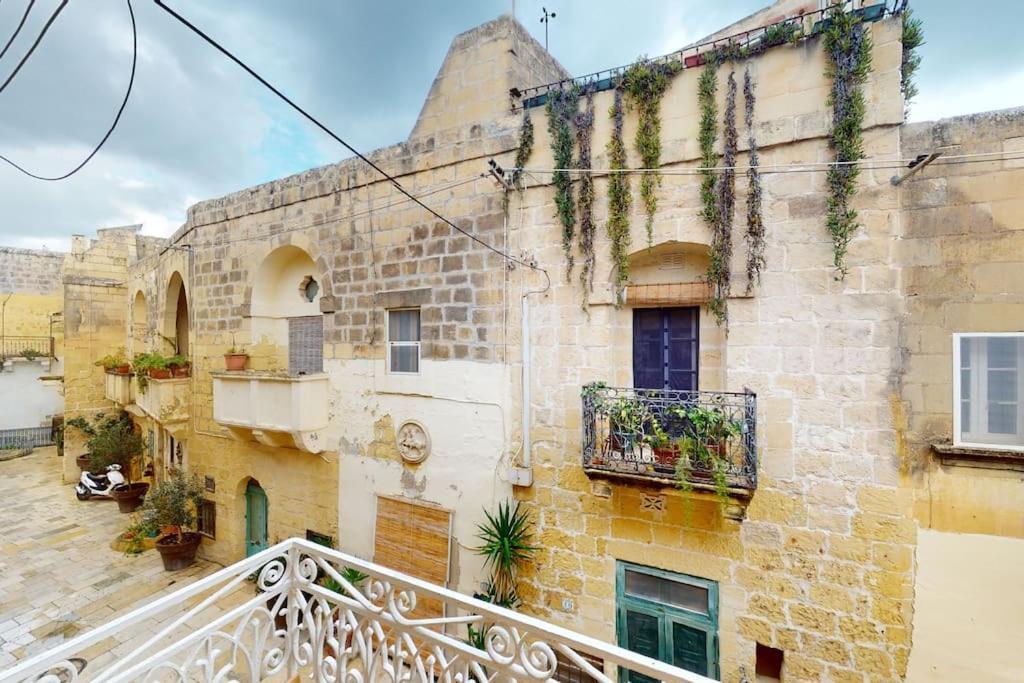 Narrow Street Suite Виктория Экстерьер фото